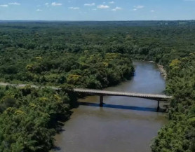 Ponte sobre o Rio Miranda, parte da MS-345, em Bonito. (Foto: Arquivo/Agesul)