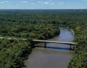 Ponte sobre o Rio Miranda, parte da MS-345, em Bonito. (Foto: Arquivo/Agesul)