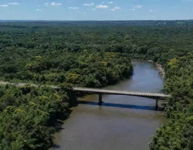 Ponte sobre o Rio Miranda, parte da MS-345, em Bonito. (Foto: Arquivo/Agesul)