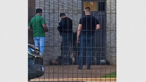 Assaltantes atiram contra joalheiro durante fuga e acabam presos em MS