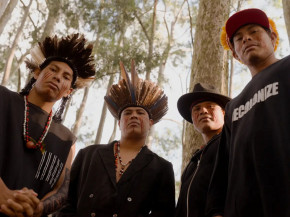 O grupo participa de “OKE”, última faixa do disco, em parceria com a rapper indígena Katú Mirim - Foto: Divulgação