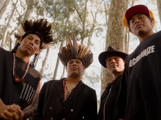 O grupo participa de “OKE”, última faixa do disco, em parceria com a rapper indígena Katú Mirim - Foto: Divulgação