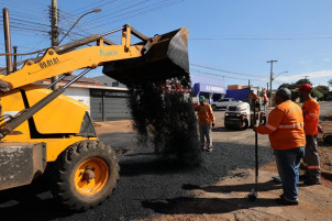 Equipes da Secretaria de Obras avançam com trabalhos na rua General Osório, na região sul de Dourados – Foto: A. Frota