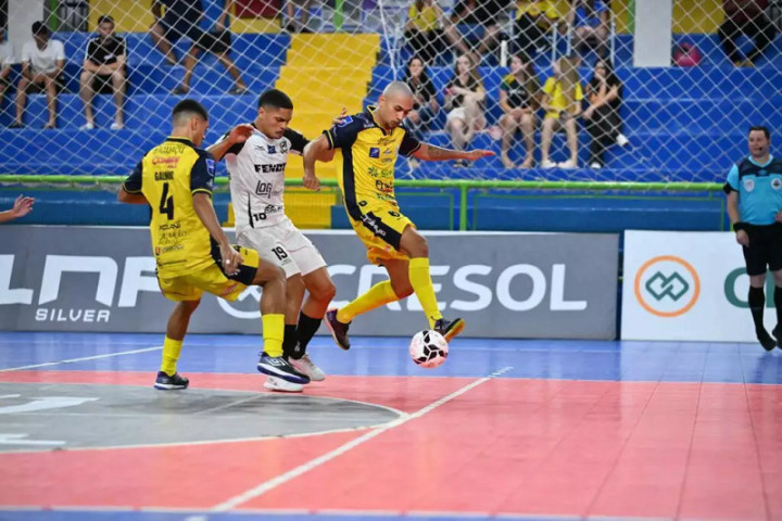Jogadores disputam a posse da bola. (Foto: @flaviolbjfotografia)