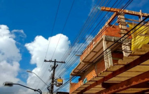 A recomendação é avaliar a localização da rede antes de começar qualquer serviço e manter distância mínima de três metros da fiação