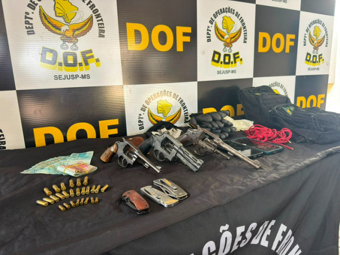 No veículo, foram apreendidos três revólveres, dos calibres .38, .32 e .22, além de dinheiro, luvas e balaclavas. - Foto: DOF