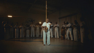 O documentário apresenta a trajetória de Mestre Guerreiro, que há 40 anos utiliza a capoeira como ferramenta de educação, inclusão social e formação cidadã em Dourados