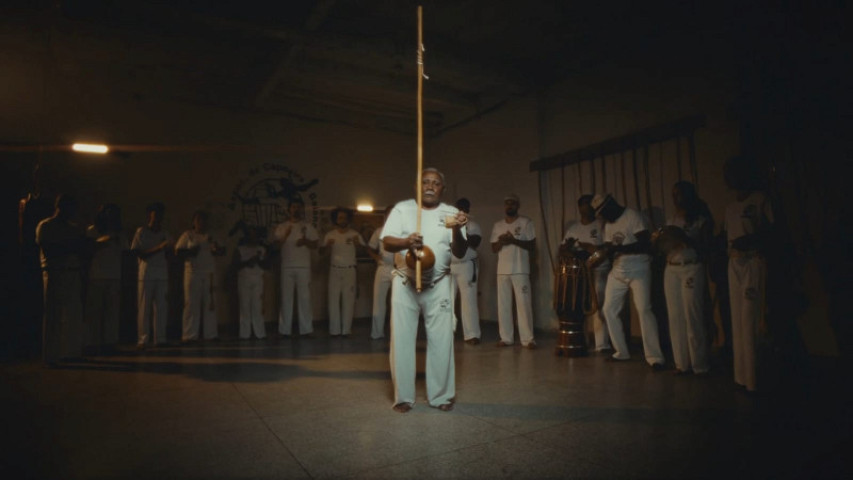 O documentário apresenta a trajetória de Mestre Guerreiro, que há 40 anos utiliza a capoeira como ferramenta de educação, inclusão social e formação cidadã em Dourados