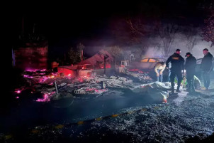 Os investigadores ainda trabalham para esclarecer se as vítimas foram movimentadas antes de o posto ser incendiado. - Foto: ABC Color