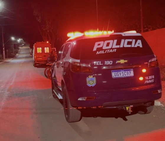 Área foi isolada pela Polícia Militar durante o atendimento da ocorrência. Equipes do Corpo de Bombeiros também estiveram no local, onde a morte foi constatada (Foto: Rio Verde News)