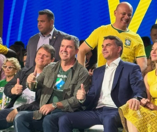 Governador Eduardo Riedel (PP) ao lado do senador Flávio Bolsonaro (PL) durante convenção do PL na manhã deste sábado (25) (Foto: Reprodução)