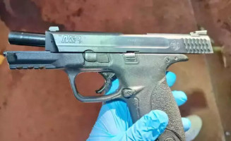 Perícia recolhe pistola que estava em posse de um dos suspeitos (Foto: divulgação/PMMS)
