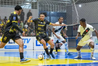 Jogadores disputam a posse da bola. (Foto: Marcelo Berton)