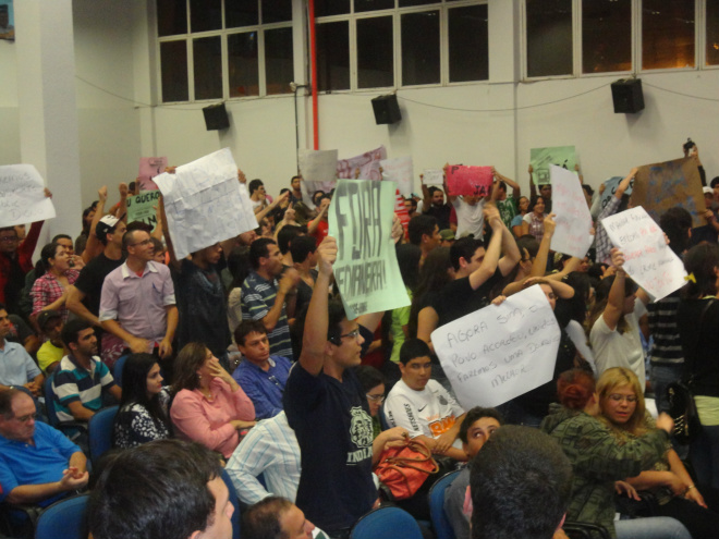 Estudantes protestam contra a empresa que administra o transporte coletivo em Dourados 