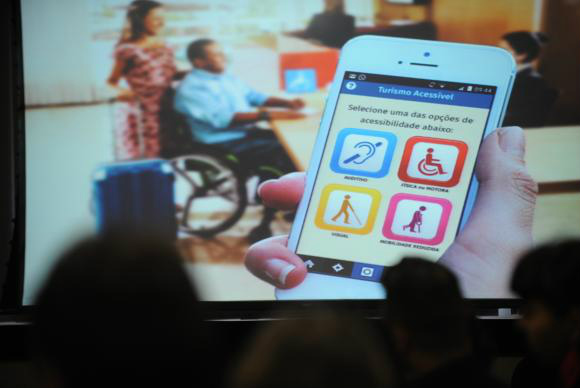 O ministro do Turismo, Vinícius Lages, apresenta o aplicativo para celular Turismo Acessível, que facilitará a vida de pessoas com deficiência.Fabio Rodrigues Pozzebom/Agência Brasil