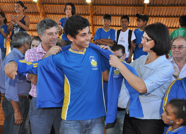 Prefeito Murilo entrega primeiros agasalhos a alunos a Escola Álvaro Brandão; 27 mil estudantes vão receber o casaco
(Foto: A. Frota)