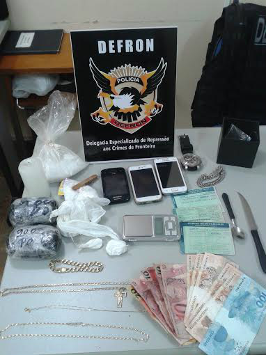Drogas e objetos apreendidos pela Defron com a família
Foto: Defron