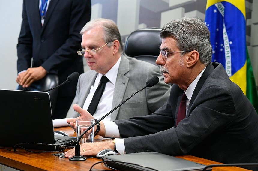 Romero Jucá (à direita de Tasso Jereissati) apresentou relatório favorável à proposta, que acabou rejeitada
Marcos Oliveira/Agência Senado