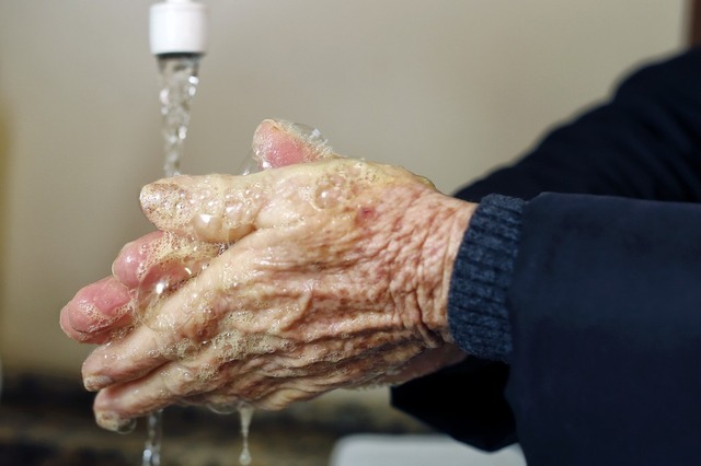 Lavar as mãos é um dos principais meios de prevenção. (Foto: Carlos Poly/G1)