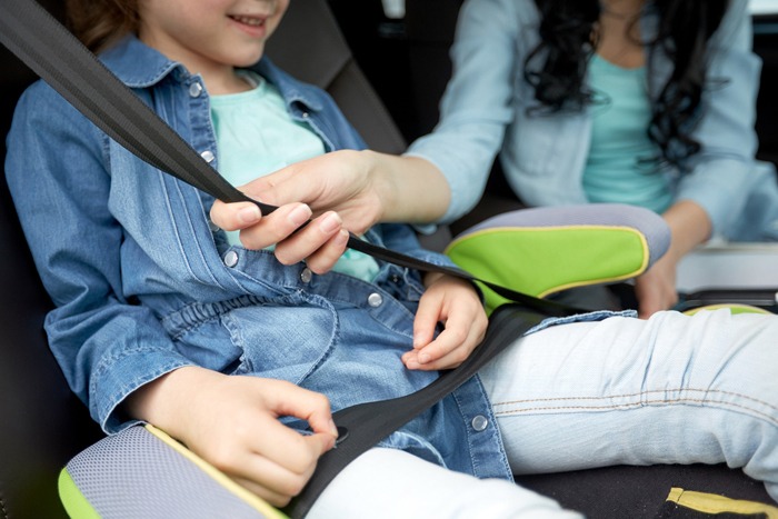 Até os dez anos, crianças devem ser conduzidas no banco traseiro, com equipamentos de segurança adequados ao seu tamanho. Foto: Shutterstock